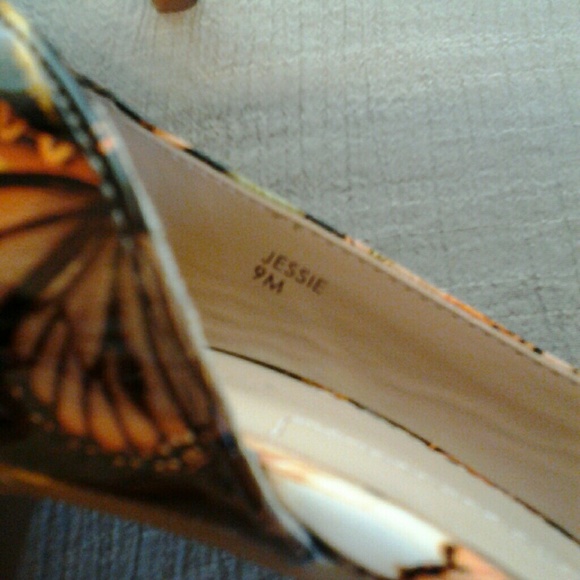 Tahari Heels - Picture 3 of 5